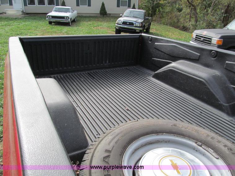 image for item E5659 1986 Chevrolet Silverado C20 pickup truck