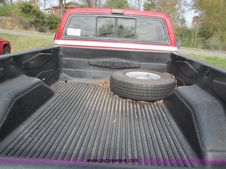 image for item E5659 1986 Chevrolet Silverado C20 pickup truck