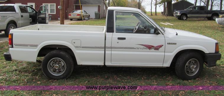 image for item E5664 1993 Mazda B2200 pickup truck