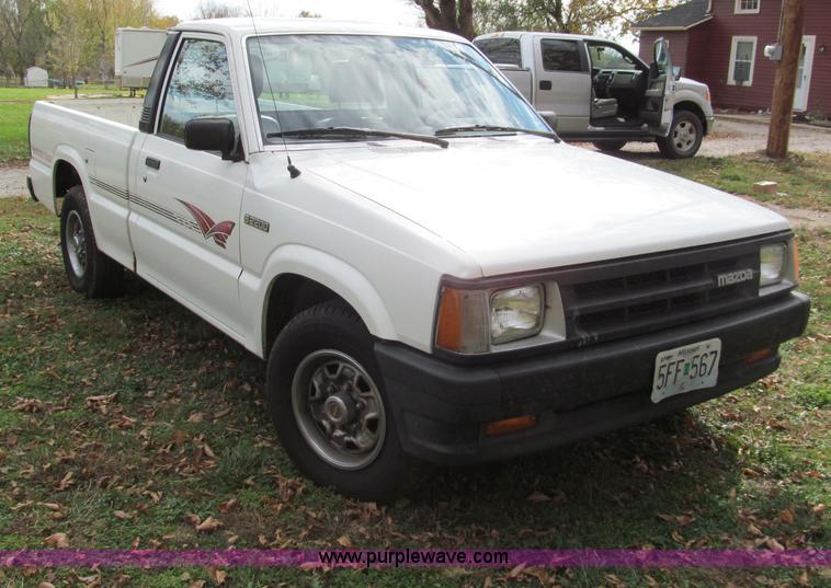 image for item E5664 1993 Mazda B2200 pickup truck