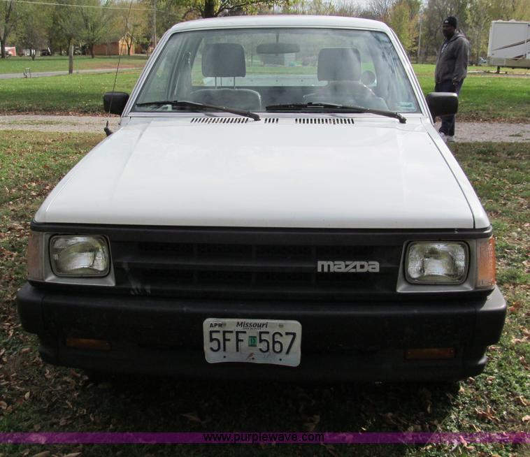 image for item E5664 1993 Mazda B2200 pickup truck