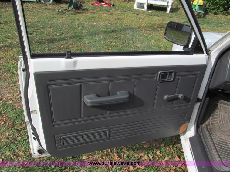 image for item E5664 1993 Mazda B2200 pickup truck