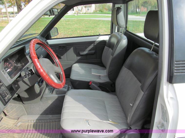 image for item E5664 1993 Mazda B2200 pickup truck