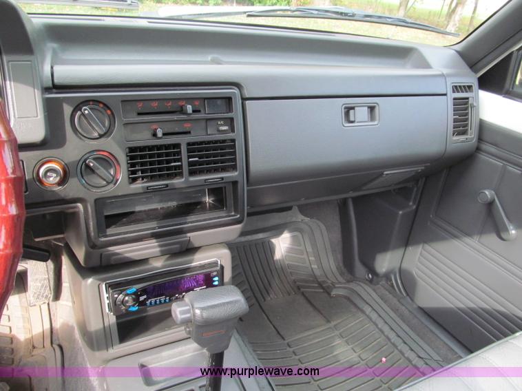 image for item E5664 1993 Mazda B2200 pickup truck