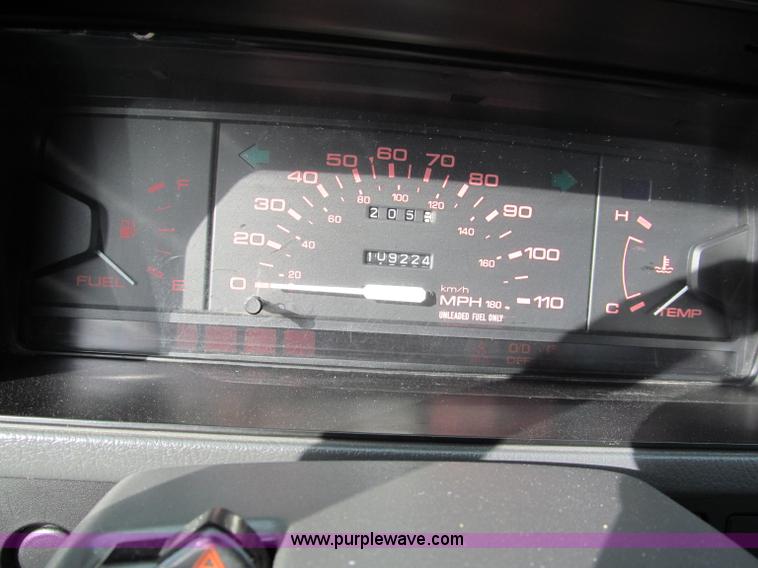 image for item E5664 1993 Mazda B2200 pickup truck