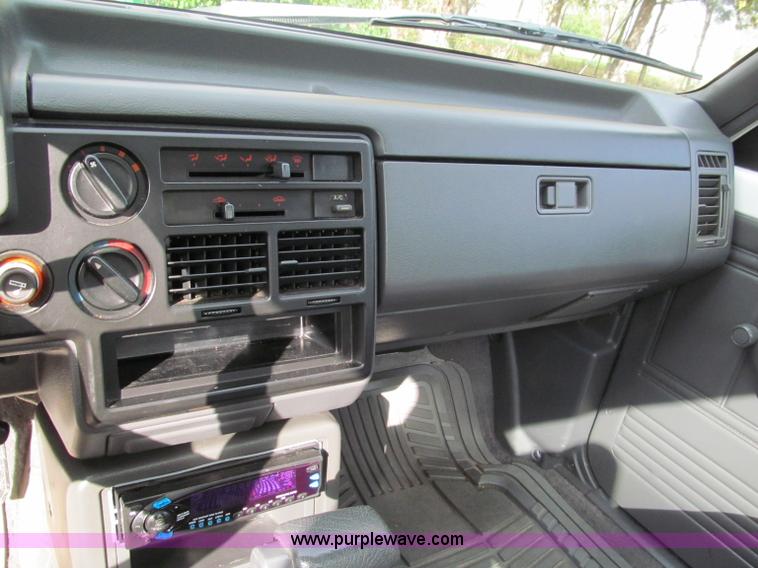 image for item E5664 1993 Mazda B2200 pickup truck