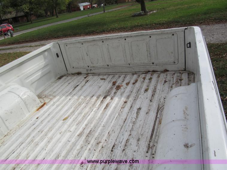 image for item E5664 1993 Mazda B2200 pickup truck