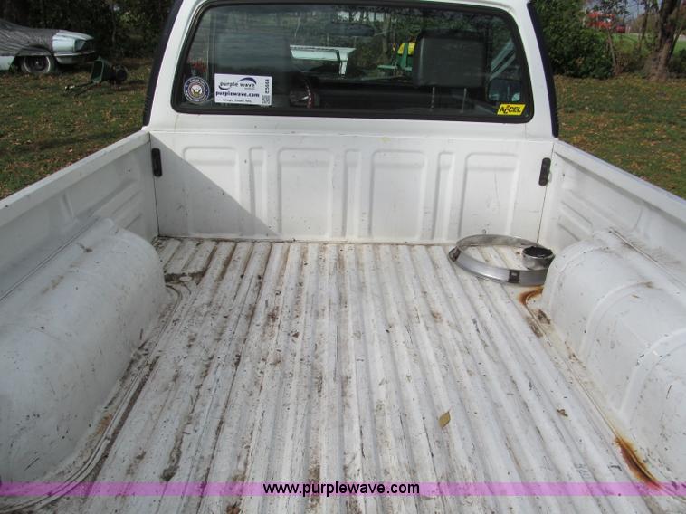 image for item E5664 1993 Mazda B2200 pickup truck