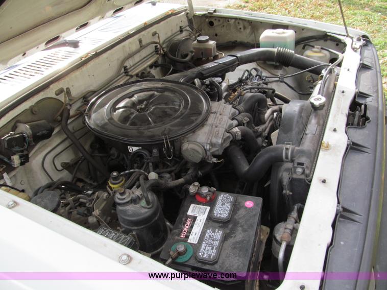 image for item E5664 1993 Mazda B2200 pickup truck