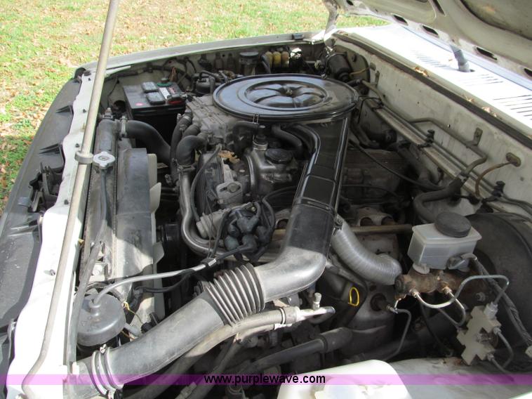 image for item E5664 1993 Mazda B2200 pickup truck