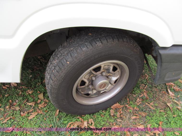 image for item E5664 1993 Mazda B2200 pickup truck