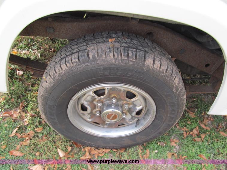 image for item E5664 1993 Mazda B2200 pickup truck