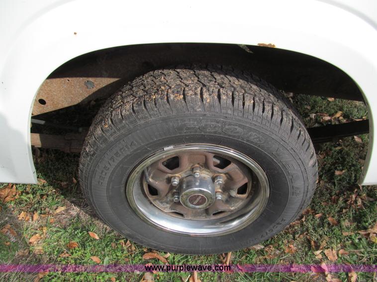 image for item E5664 1993 Mazda B2200 pickup truck