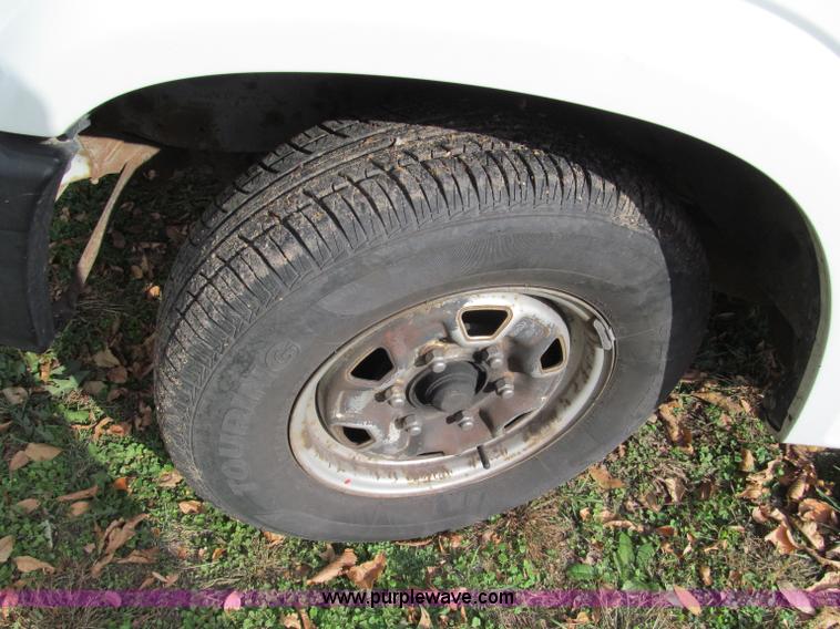 image for item E5664 1993 Mazda B2200 pickup truck