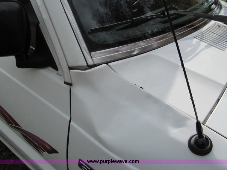 image for item E5664 1993 Mazda B2200 pickup truck