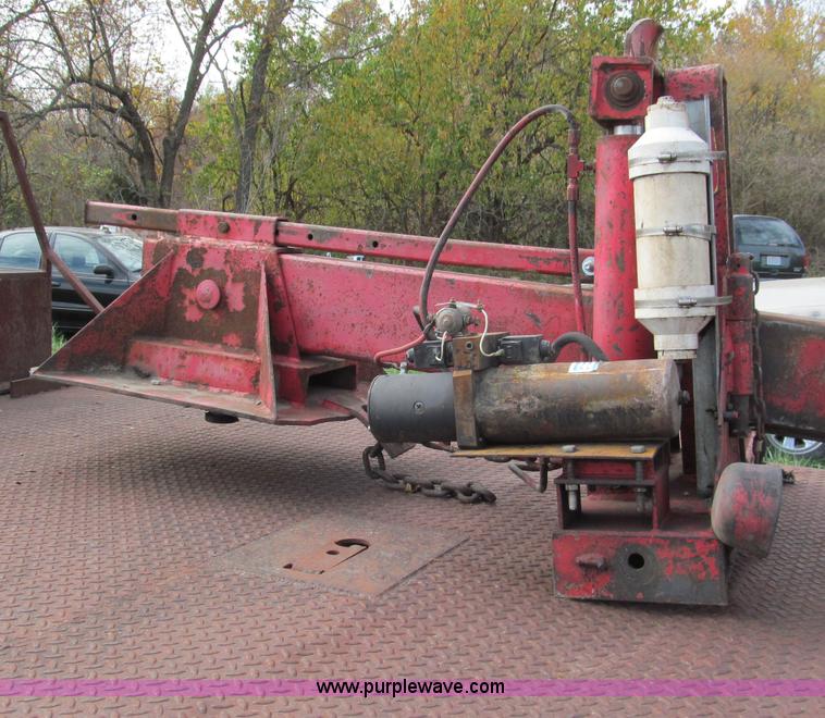 image for item E5666 Semi fifth wheel mounted wrecker unit