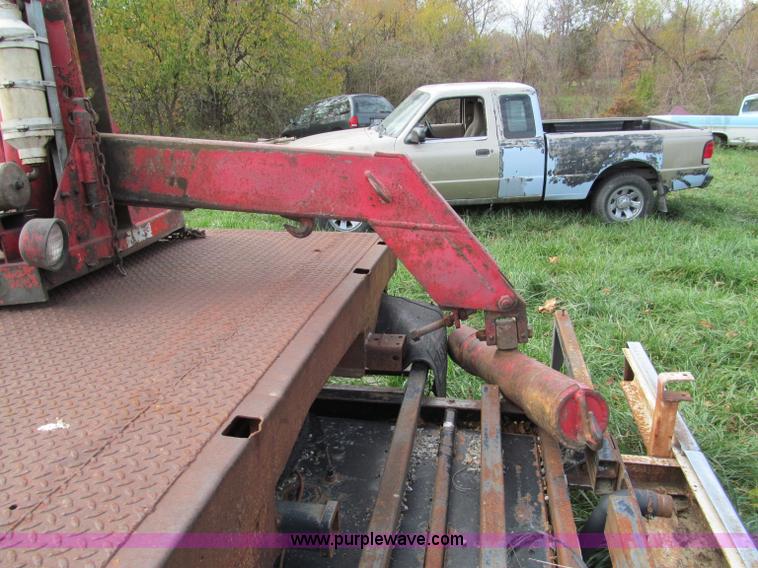 image for item E5666 Semi fifth wheel mounted wrecker unit