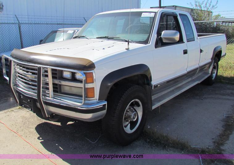 image for item E8103 1989 Chevrolet Silverado 2500 Extended Cab pickup truck