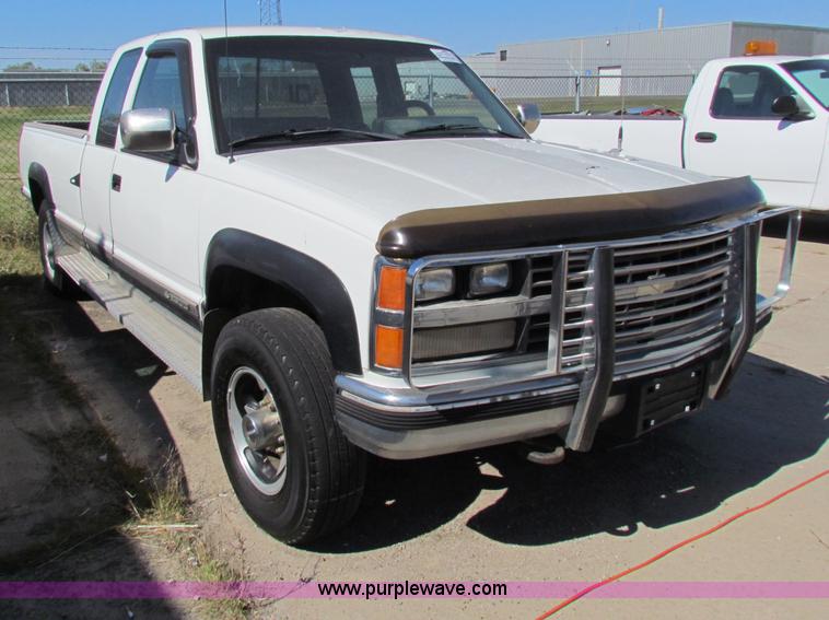 image for item E8103 1989 Chevrolet Silverado 2500 Extended Cab pickup truck