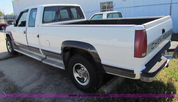 image for item E8103 1989 Chevrolet Silverado 2500 Extended Cab pickup truck