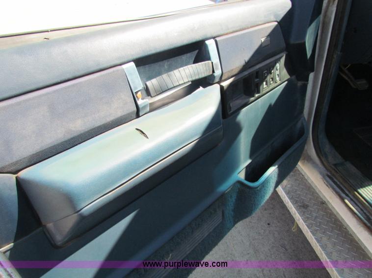 image for item E8103 1989 Chevrolet Silverado 2500 Extended Cab pickup truck