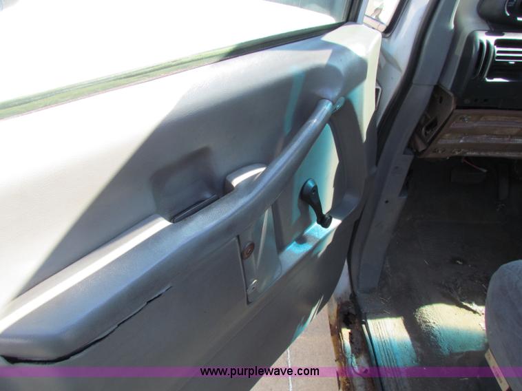 image for item E8105 1997 Ford Aerostar XLT cargo van