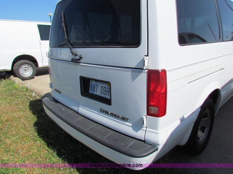 image for item E8106 1998 Chevrolet Astro LS van