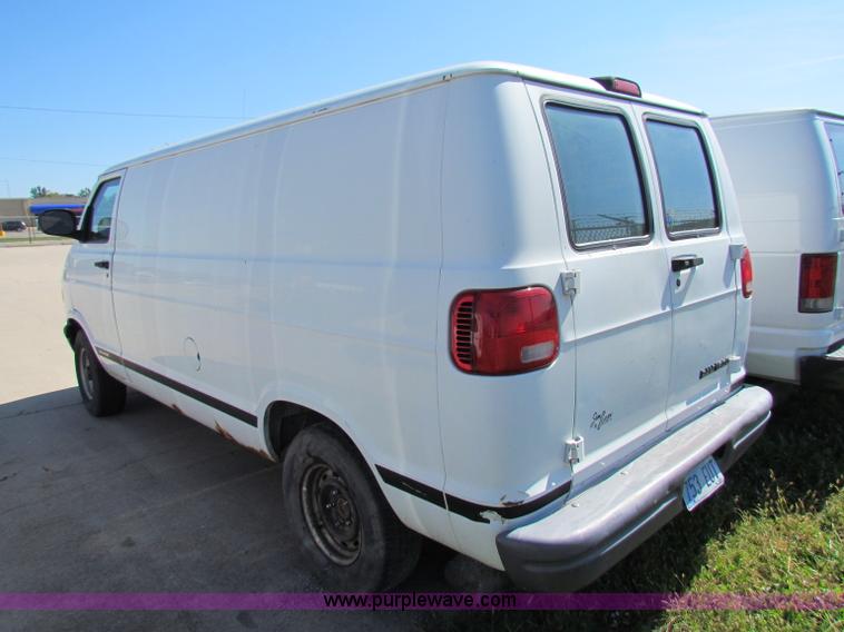 image for item E8111 2000 Dodge Ram 1500 van