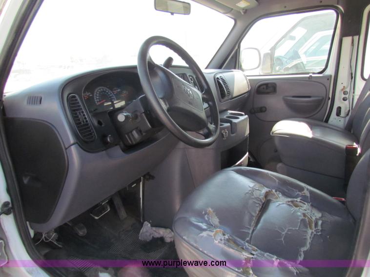image for item E8111 2000 Dodge Ram 1500 van
