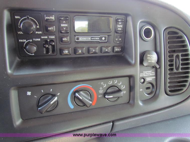 image for item E8111 2000 Dodge Ram 1500 van