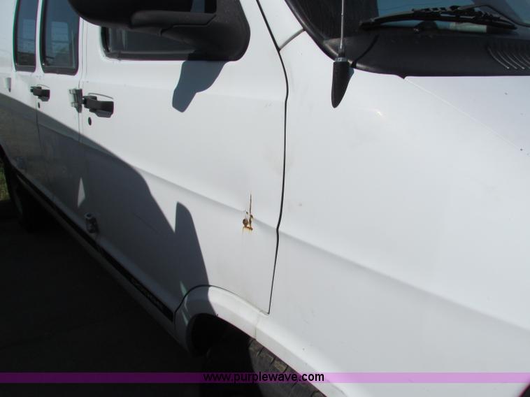 image for item E8111 2000 Dodge Ram 1500 van