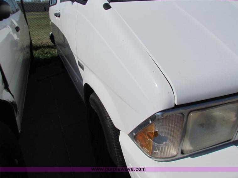 image for item E8114 1997 Ford Aerostar XLT cargo van