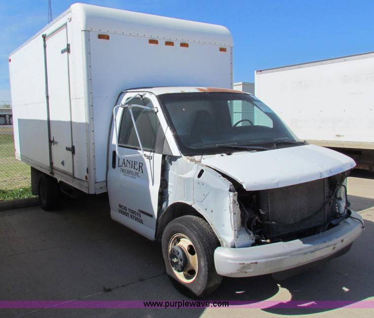 image for item E8116 2000 Chevrolet Express 2500 box truck
