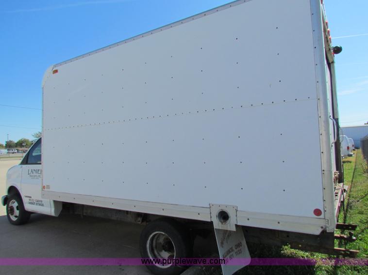 image for item E8116 2000 Chevrolet Express 2500 box truck
