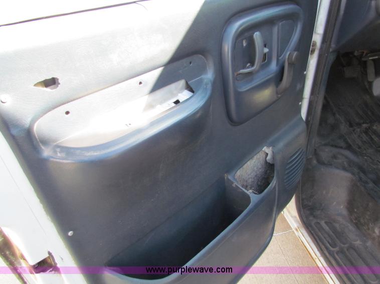 image for item E8116 2000 Chevrolet Express 2500 box truck