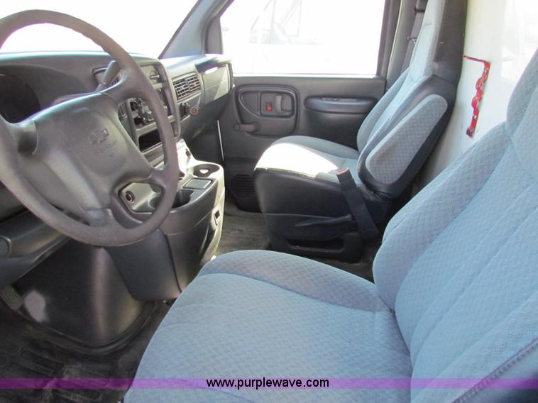 image for item E8116 2000 Chevrolet Express 2500 box truck