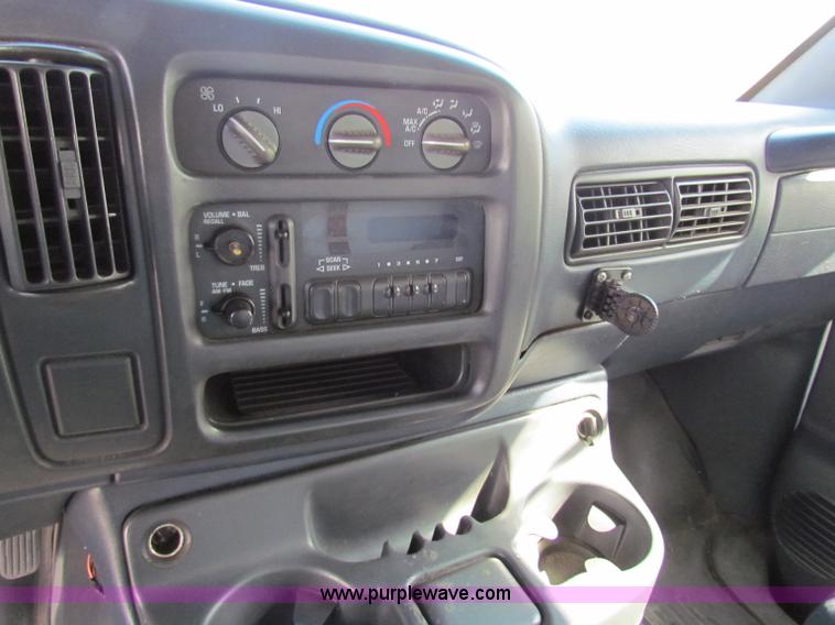 image for item E8116 2000 Chevrolet Express 2500 box truck