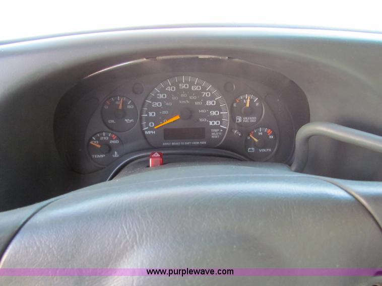 image for item E8116 2000 Chevrolet Express 2500 box truck