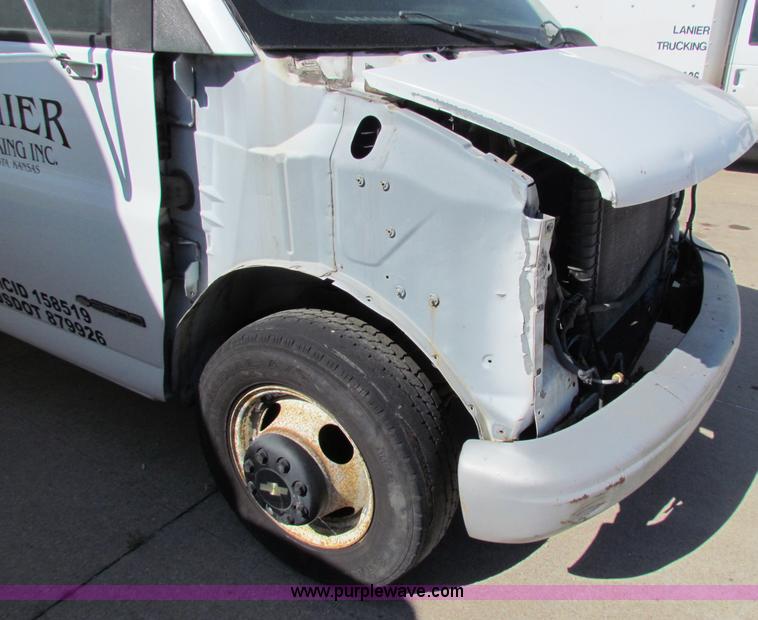 image for item E8116 2000 Chevrolet Express 2500 box truck