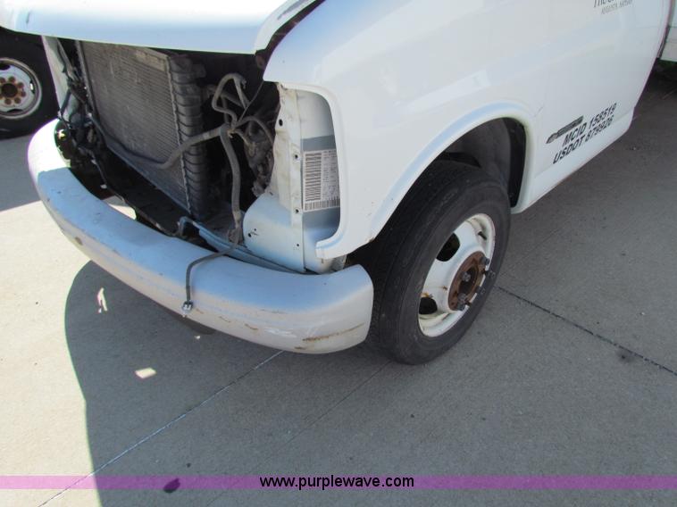 image for item E8116 2000 Chevrolet Express 2500 box truck