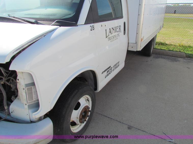 image for item E8116 2000 Chevrolet Express 2500 box truck