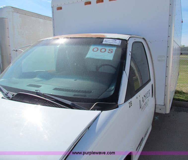 image for item E8116 2000 Chevrolet Express 2500 box truck