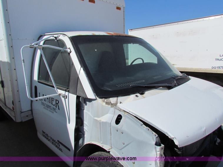 image for item E8116 2000 Chevrolet Express 2500 box truck