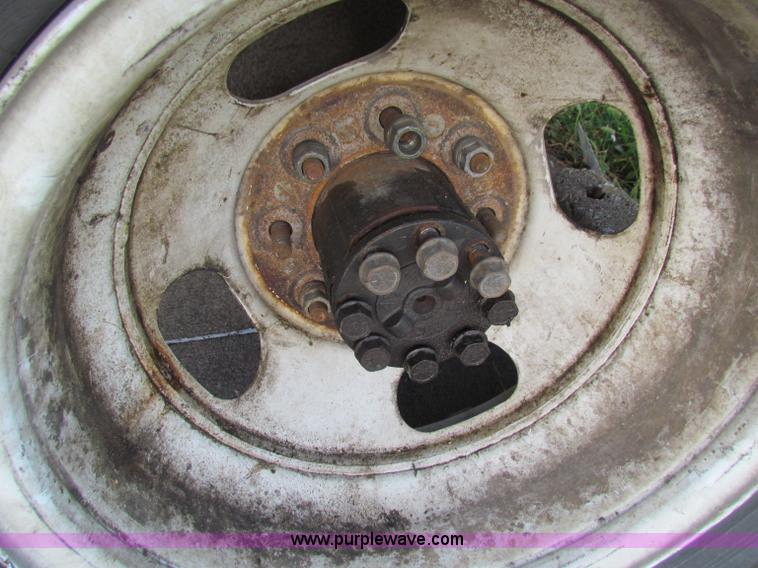 image for item E8116 2000 Chevrolet Express 2500 box truck