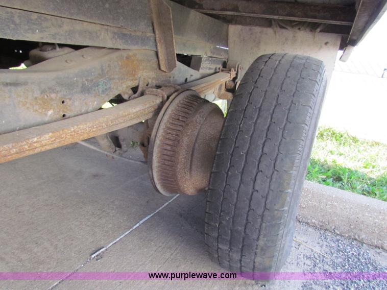 image for item E8116 2000 Chevrolet Express 2500 box truck