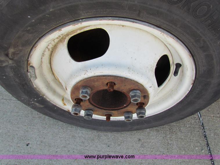 image for item E8116 2000 Chevrolet Express 2500 box truck