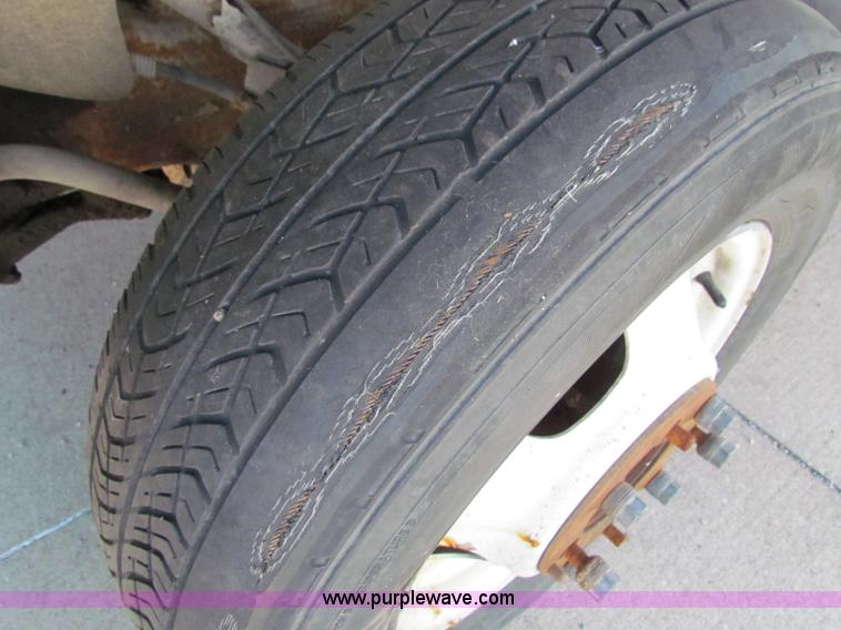 image for item E8116 2000 Chevrolet Express 2500 box truck