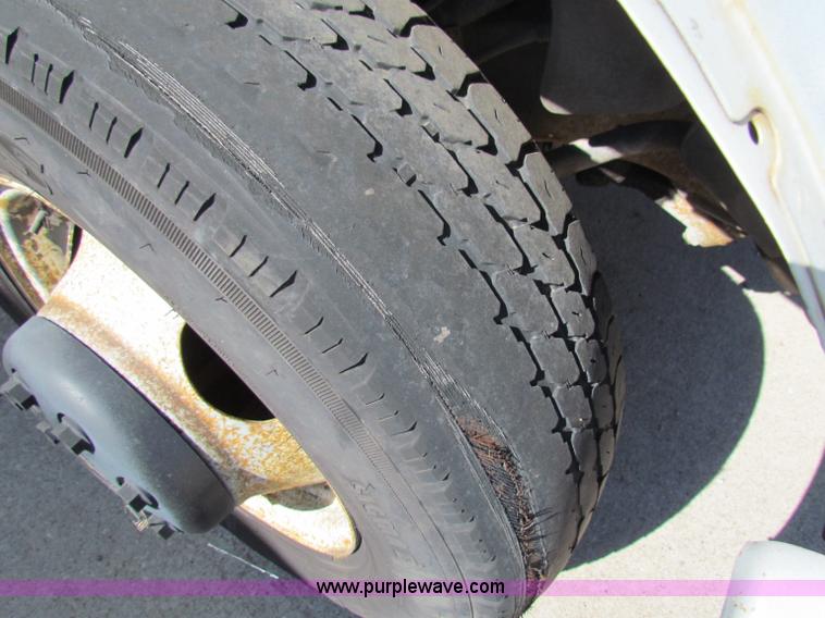 image for item E8116 2000 Chevrolet Express 2500 box truck