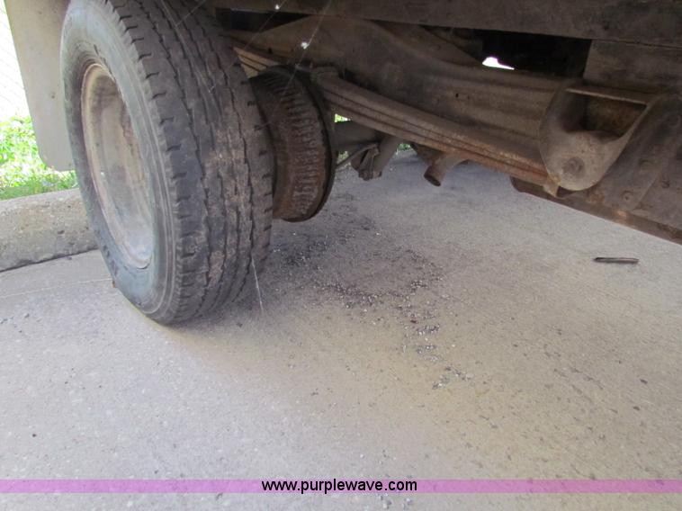 image for item E8116 2000 Chevrolet Express 2500 box truck