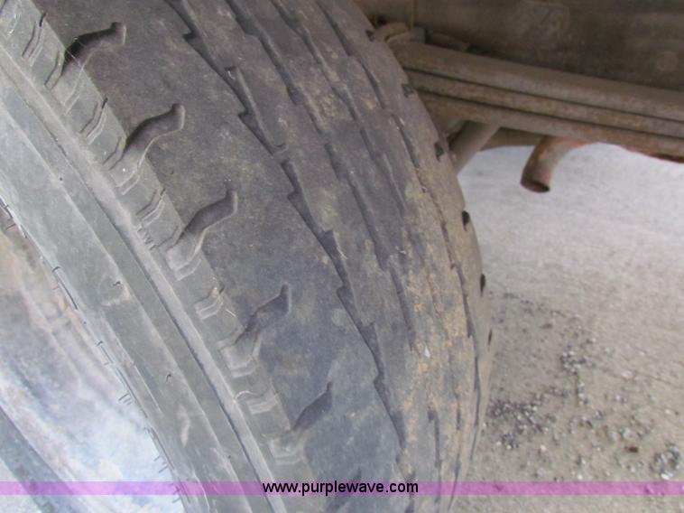 image for item E8116 2000 Chevrolet Express 2500 box truck